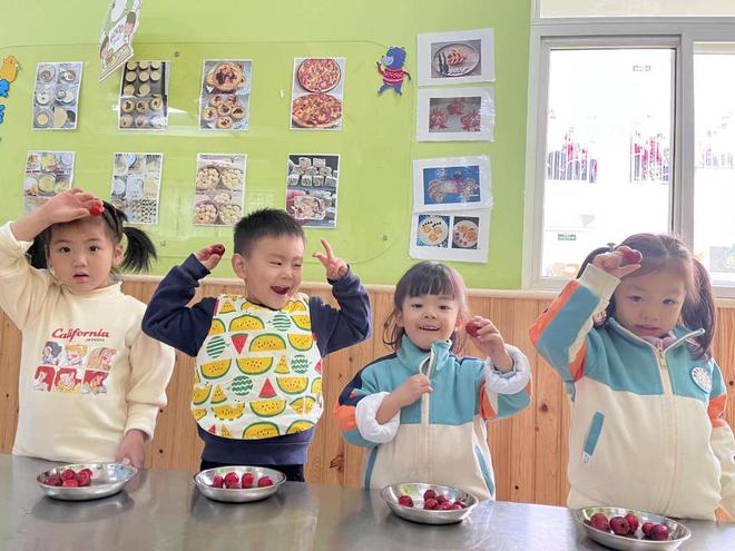 采摘山楂历下区未来嘉幼教集团孩子们留住最美M6 米乐的秋天(图1)